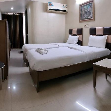 Hotel Zenith Surate Extérieur photo