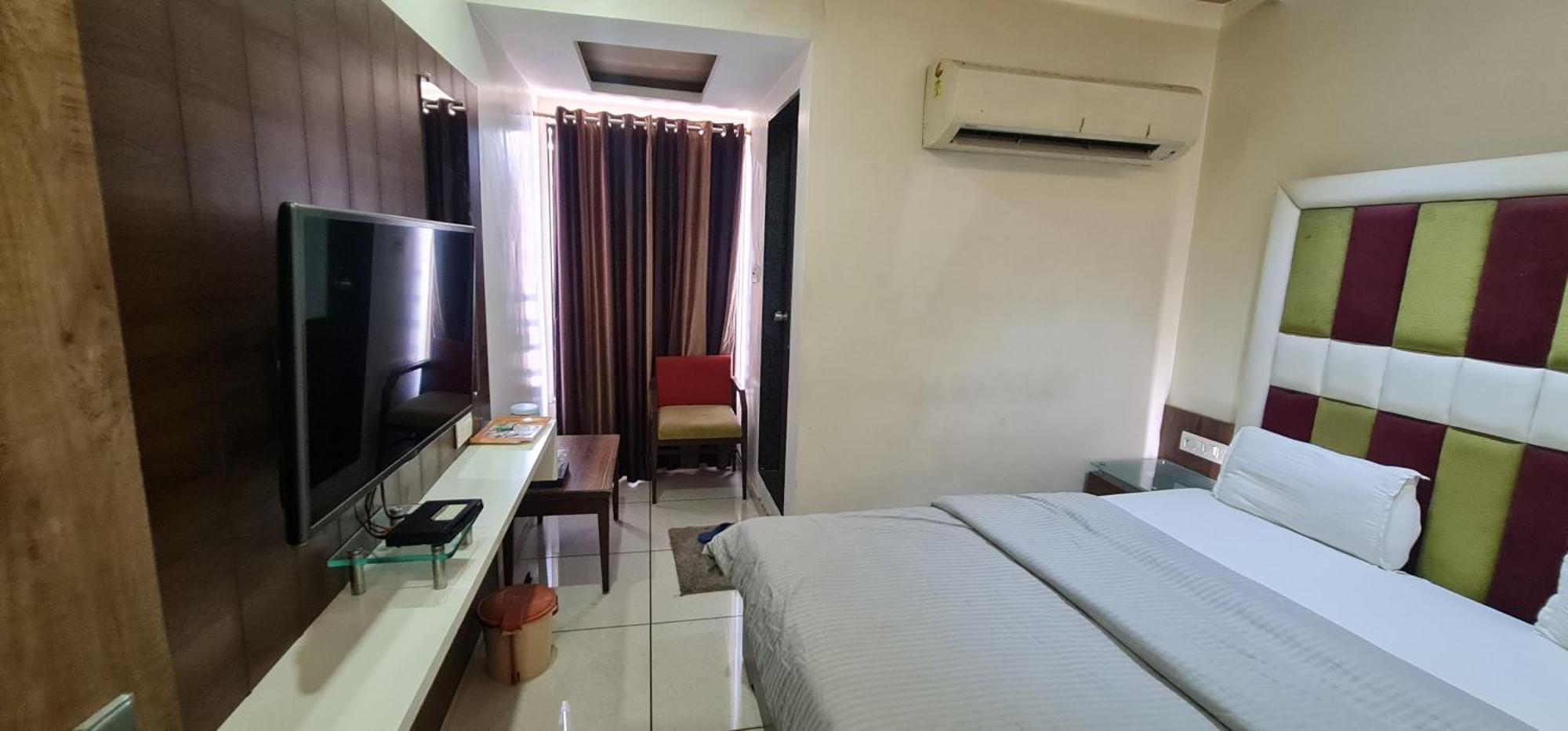 Hotel Zenith Surate Extérieur photo