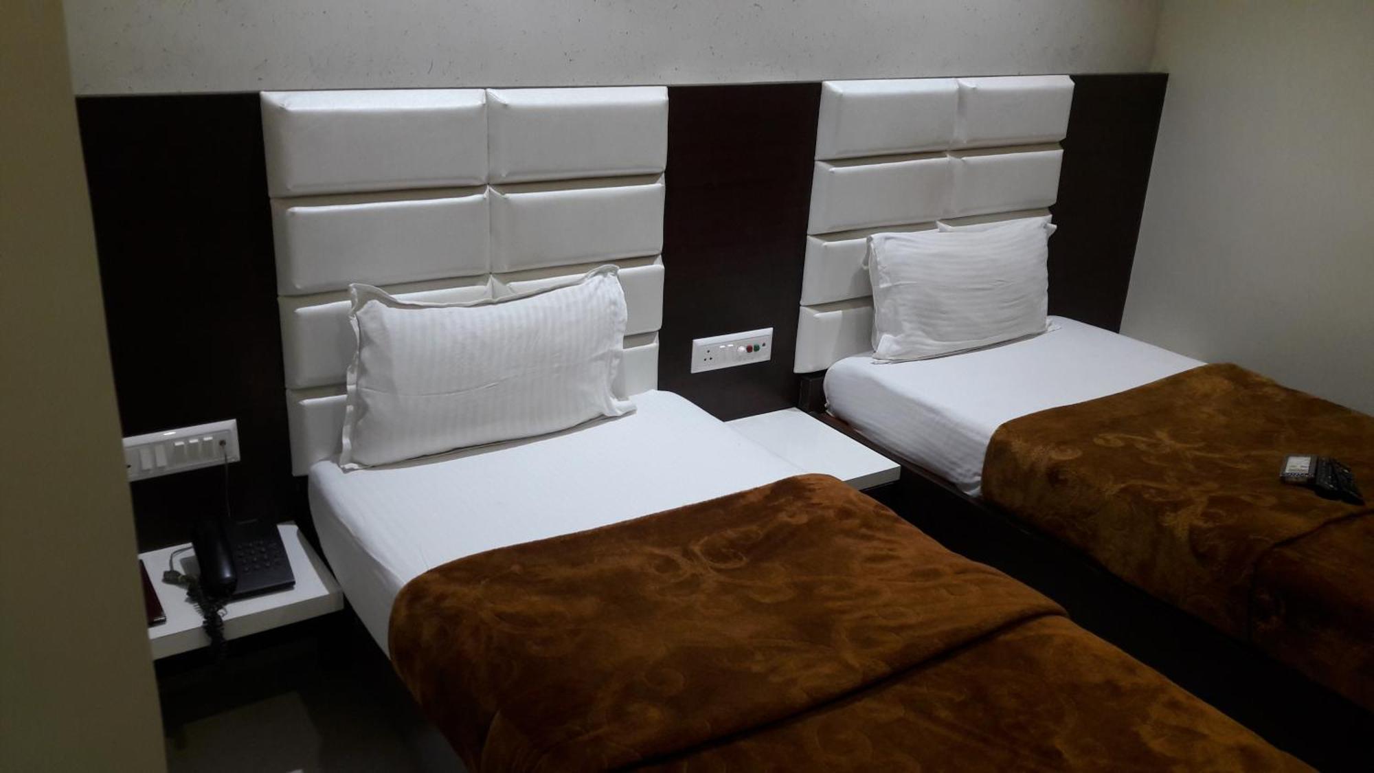 Hotel Zenith Surate Extérieur photo