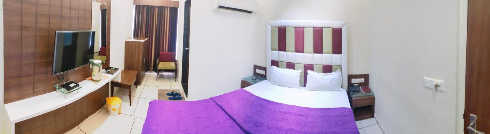 Hotel Zenith Surate Extérieur photo