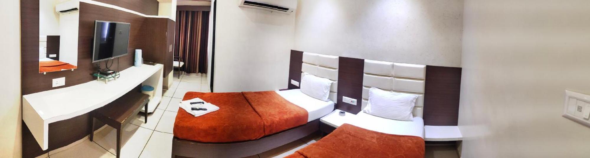 Hotel Zenith Surate Extérieur photo