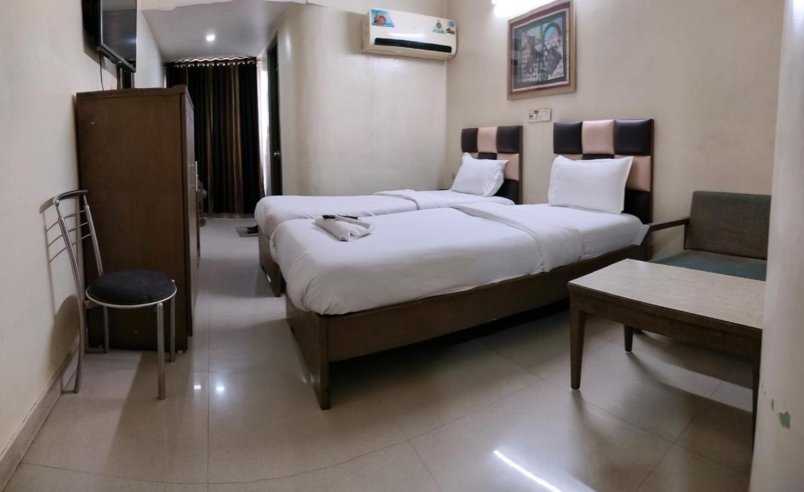 Hotel Zenith Surate Extérieur photo