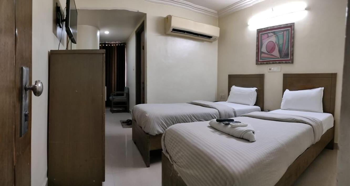 Hotel Zenith Surate Extérieur photo