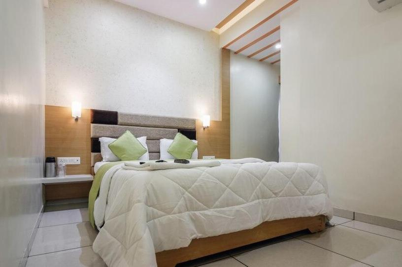 Hotel Zenith Surate Extérieur photo