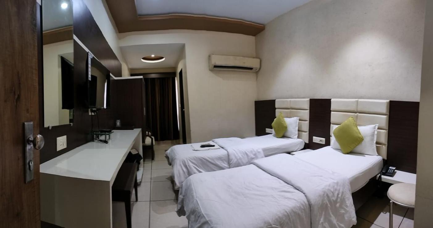 Hotel Zenith Surate Extérieur photo