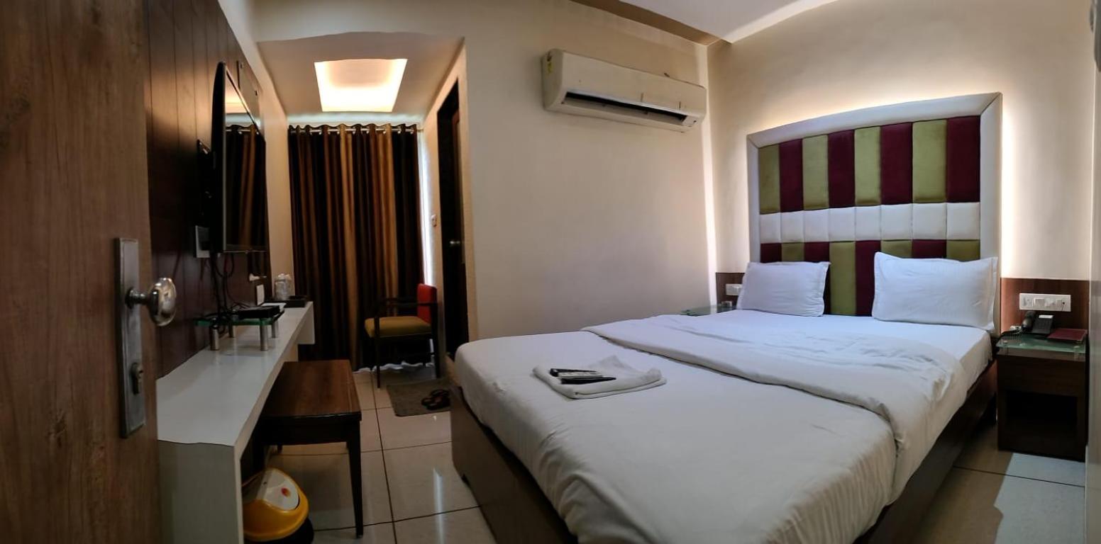 Hotel Zenith Surate Extérieur photo