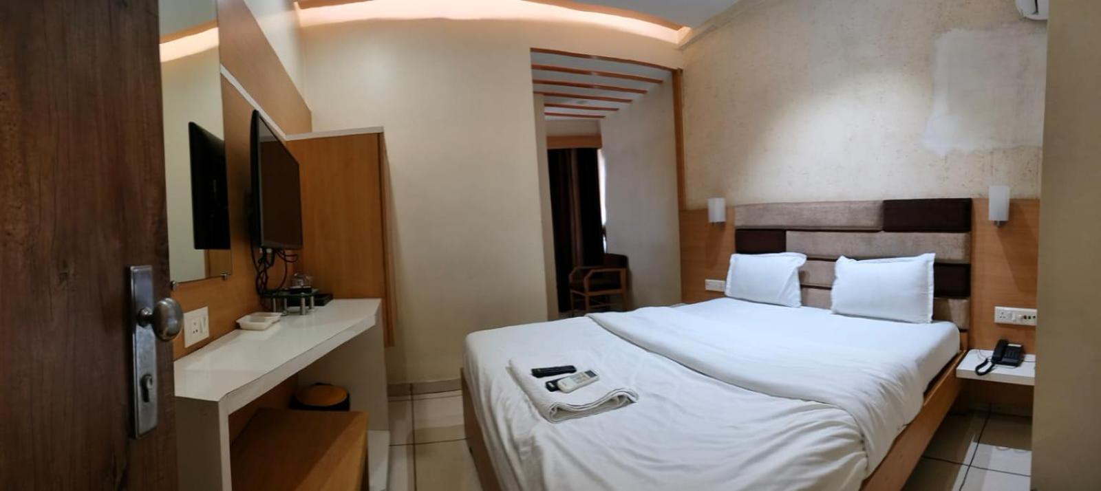 Hotel Zenith Surate Extérieur photo