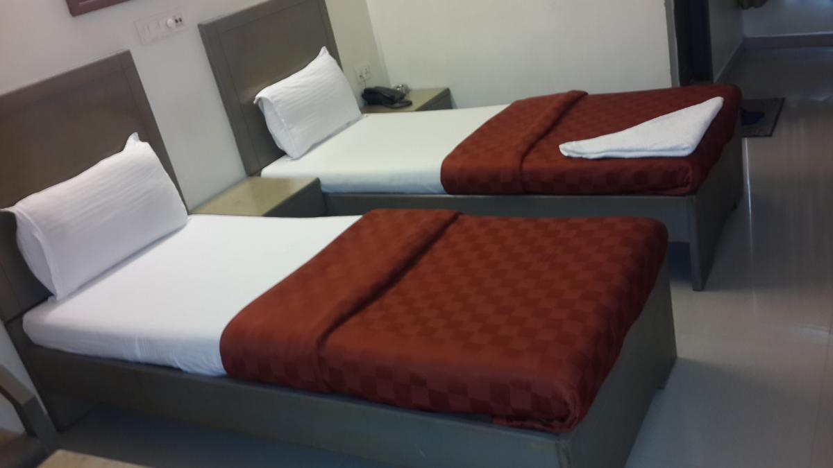 Hotel Zenith Surate Extérieur photo