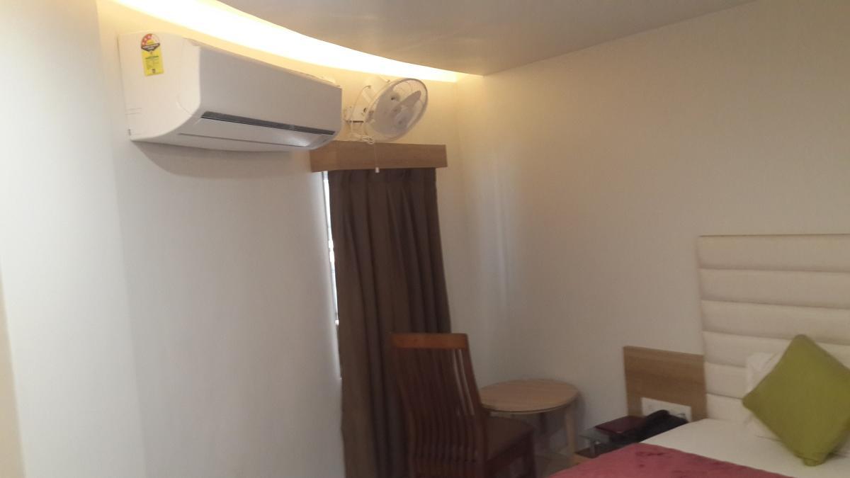 Hotel Zenith Surate Extérieur photo