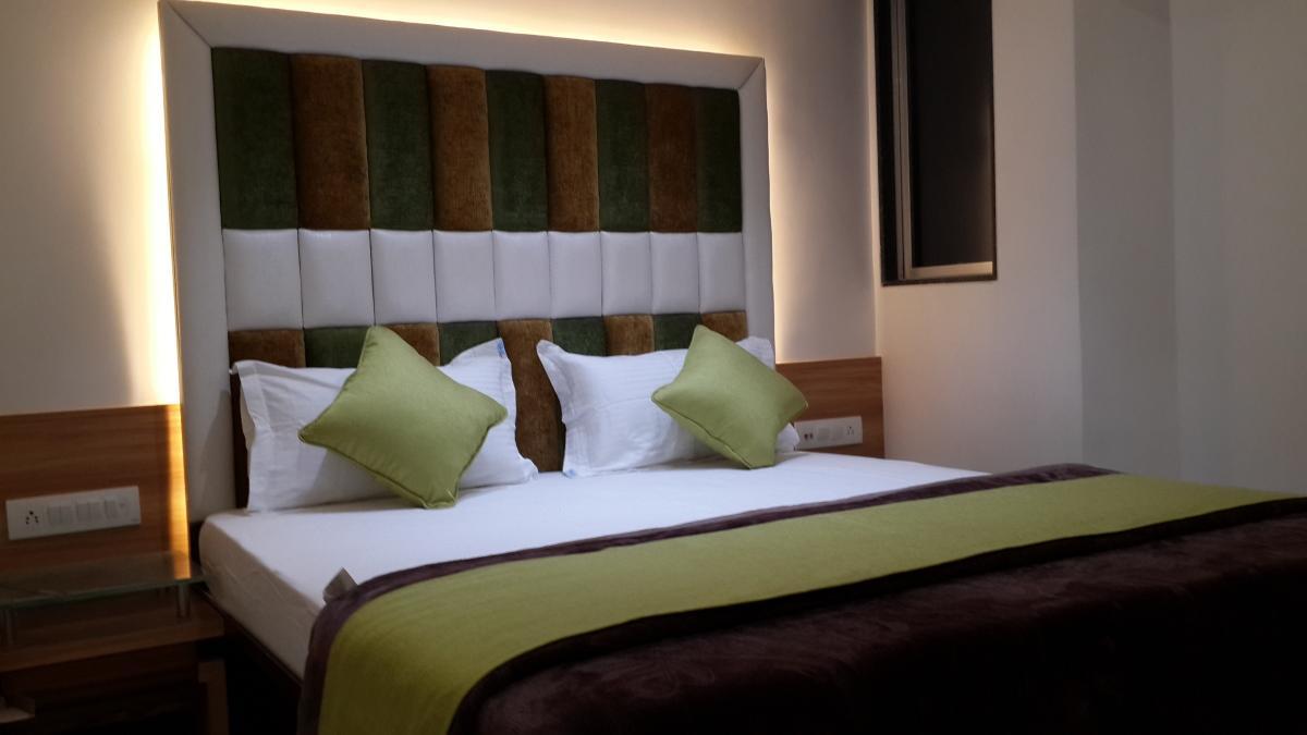 Hotel Zenith Surate Extérieur photo