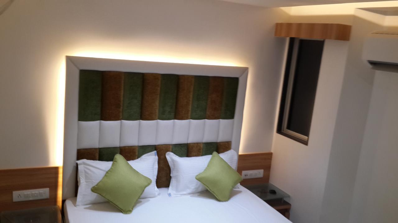 Hotel Zenith Surate Extérieur photo