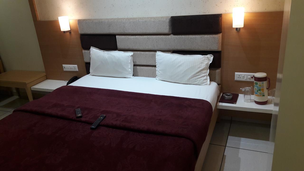 Hotel Zenith Surate Extérieur photo