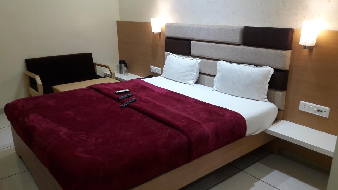 Hotel Zenith Surate Extérieur photo