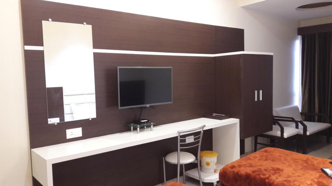 Hotel Zenith Surate Extérieur photo